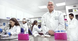 Juan-Manuel Anaya, director del Centro de Estudio de Enfermedades Autoinmunes de la Universidad del Rosario, busca entender por qué solo uno de cada 100 pacientes con zika desarrolló Guillain-Barré.