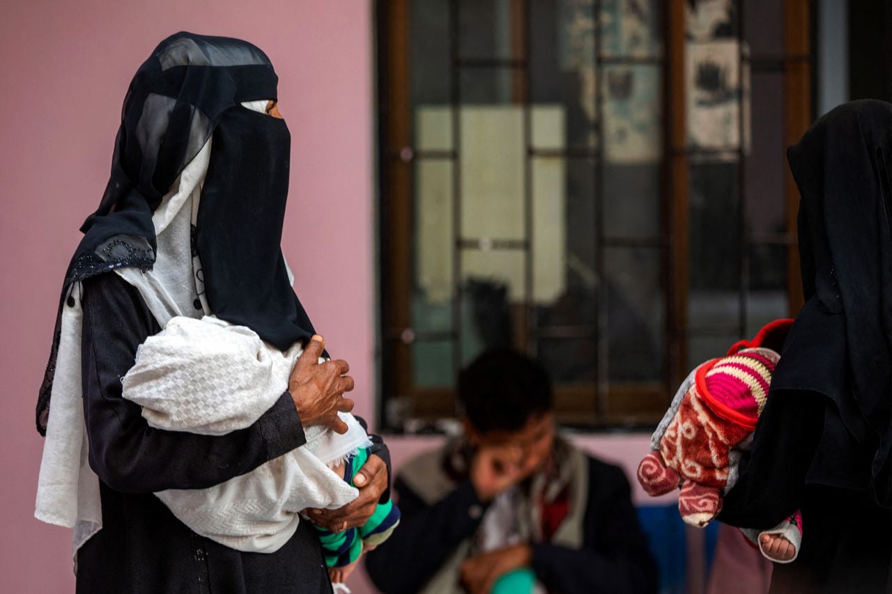 Los yemeníes esperan que sus hijos reciban una vacuna contra la poliomielitis por parte de los trabajadores de la salud como parte de una campaña de inmunización en la tercera ciudad de Yemen, Taez, el 19 de febrero de 2022. (Foto de AHMAD AL-BASHA / AFP)