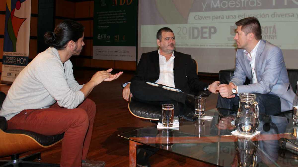 En el centro, Pablo Gentili, secretario ejecutivo de la Clacso, en entrevista con el equipo de Semana Educación.