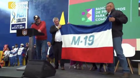 Presidente Gustavo Petro y la bandera del M-19