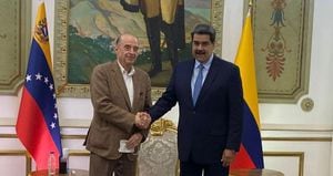 Álvaro Leyva y Nicolás Maduro se reúnen en Venezuela.