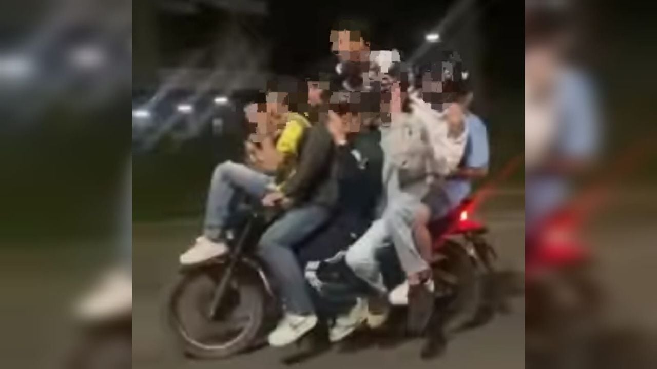 Una persona logró grabar las imágenes desde un vehículo que pasó por el lado de esta moto en la que se agrupaban 7 pasajeros