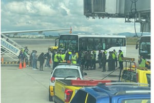 Pasajeros, hinchas del equipo de fútbol Nacional, según dijo Latam, bloquearon la pista de el aeropuerto El Dorado