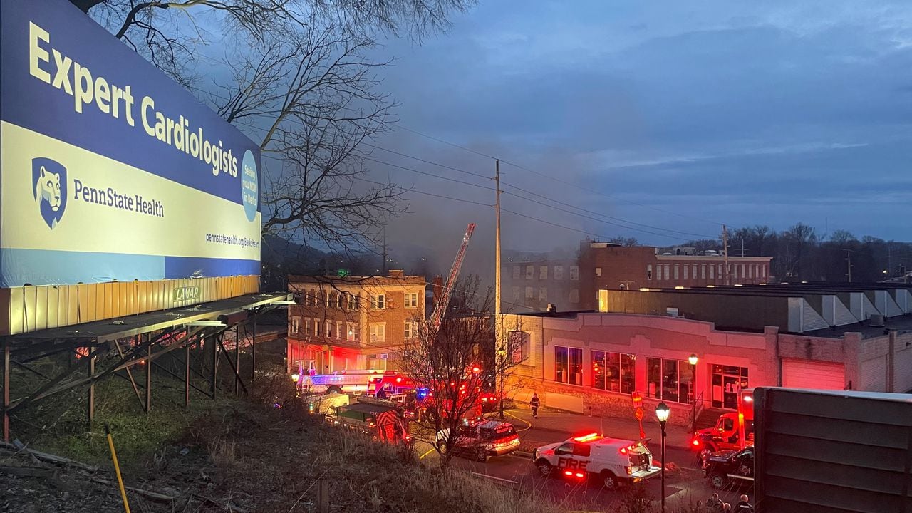 Una vista general muestra humo saliendo de una fábrica de chocolate después de que estalló un incendio en West Reading, Pensilvania, EE. UU., el 24 de marzo de 2023 en esta imagen obtenida de las redes sociales.