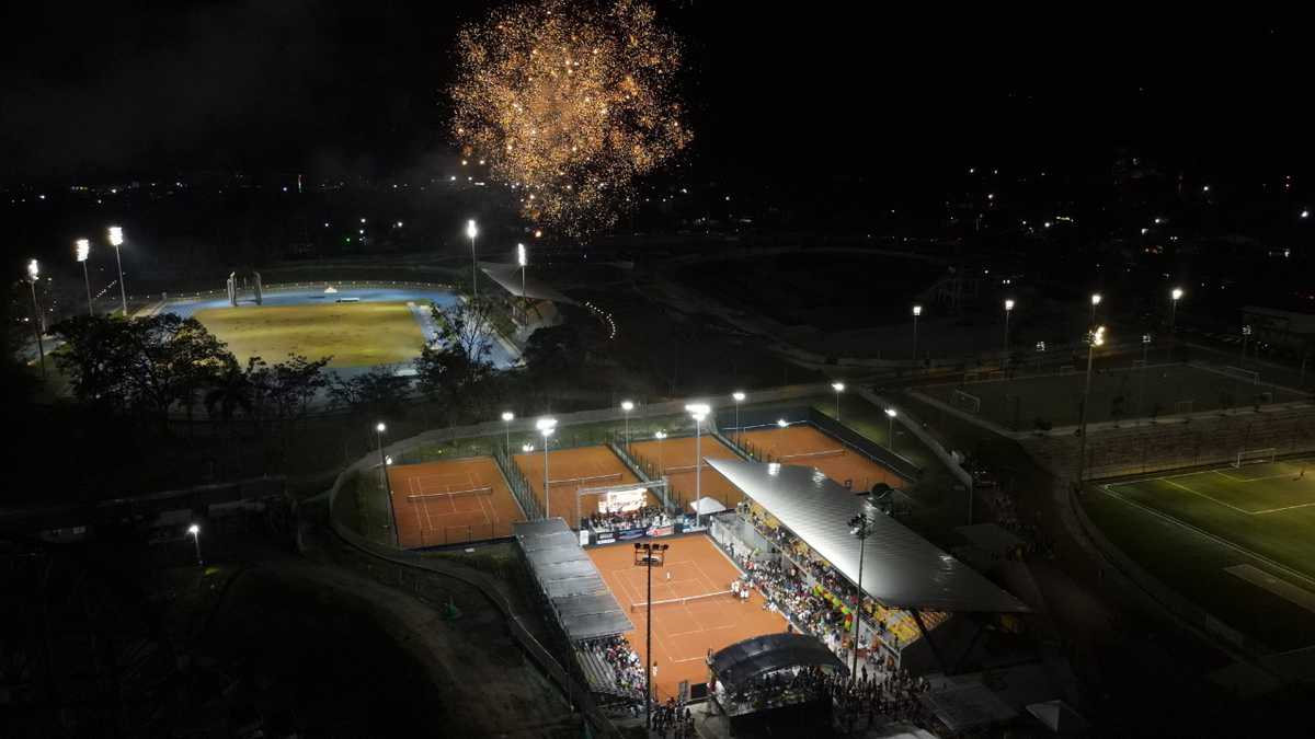 El Complejo de Raquetas cuenta  con cuatro canchas alternas y un estadio de polvo de ladrillo con capacidad para 387 espectadores.