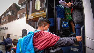 Indígenas suben a uno de los buses en los que se iban a trasladar a sus resguardos.