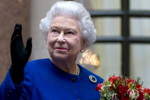 En esta foto de archivo del martes 18 de diciembre de 2012, la reina Isabel II de Gran Bretaña mira hacia arriba y saluda a los miembros del personal de la Oficina de Asuntos Exteriores y de la Commonwealth al finalizar una visita oficial que forma parte de las celebraciones de su Jubileo en Londres. La reina Isabel II, la monarca con el reinado más largo de Gran Bretaña y un símbolo de estabilidad durante gran parte de un siglo turbulento, murió el jueves 8 de septiembre de 2022. Tenía 96 años.
