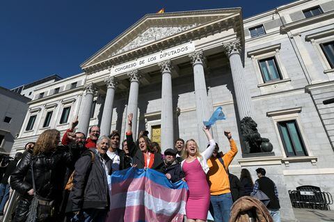 La activista y primera transexual elegida para el Parlamento de España Carla Antonelli, el presidente LGTBI+ Uge Sangil (3L) y el activista José María Núñez (2L) celebran frente al Congreso español, en Madrid el 16 de febrero de 2023, después de que se votara la 'ley transgénero'.