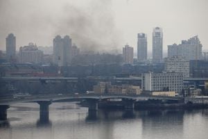 El humo se alza en inmediaciones del Ministerio de Defensa de Ucrania, tras los ataques rusos aprobados por su presidente Vladimir Putin. 24 de febrero de 2022. Foto: Reuters/Valentyn Ogirenko