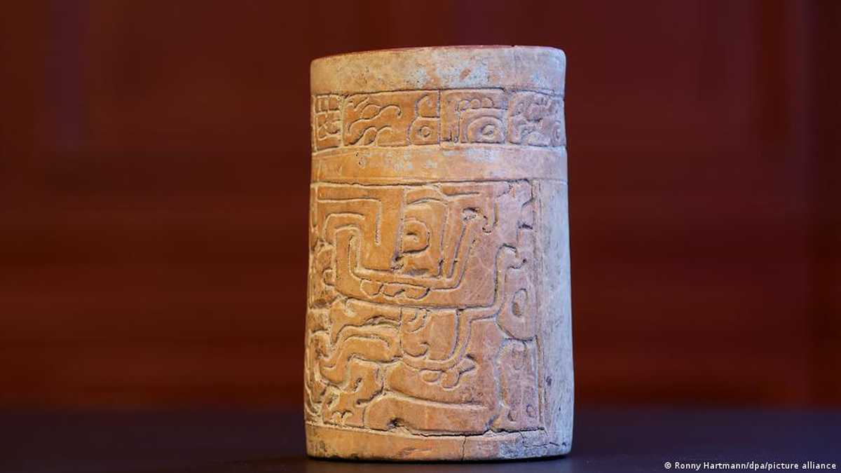 Una vasija cilíndrica de arcilla con una antigüedad estimada de 1.500 años es una de las 13 piezas que se devuelven este viernes.