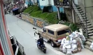 Cámara de seguridad capta el momento en que motociclista atropella a niña en el sur de Bogotá y escapa tras dejarla tendida en el suelo.