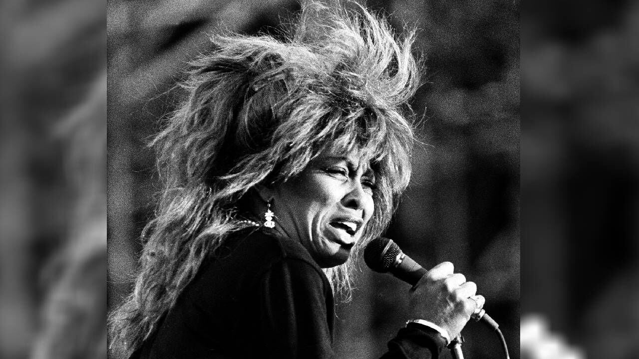 FOTO DE ARCHIVO: Tina Turner actúa durante su gira mundial 87 en el concierto de verano al aire libre en Hamburgo.