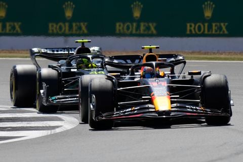 El piloto de Red Bull Sergio Pérez, a la derecha, de México, conduce su automóvil seguido por el piloto de Mercedes Lewis Hamilton, de Gran Bretaña, durante la primera práctica libre en el Gran Premio de Fórmula 1 de Gran Bretaña en el circuito de Silverstone, Silverstone, Inglaterra, el viernes 7 de julio de 2019. 2023. (AP Photo/Luca Bruno)