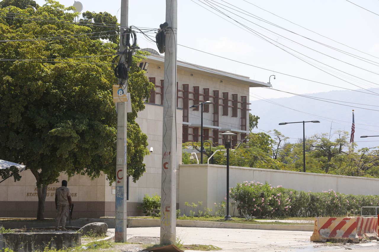 Un oficial de policía protege la entrada de la embajada de Estados Unidos en Puerto Príncipe, Haití, el domingo 10 de marzo de 2024.