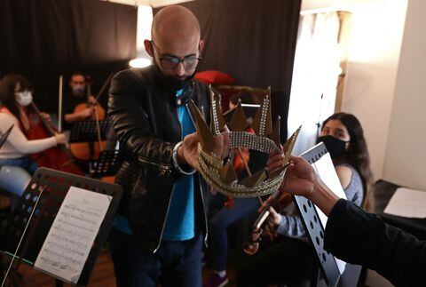 En la sala, en la cocina, donde se pueda, Latin Vox ensaya. 
Foto: ALEJANDRO PAGNI / AFP