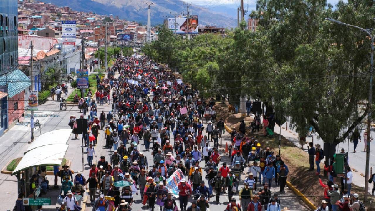 Manifestaciones exigiendo disolución del Congreso del Perú y elecciones democráticas, en Cuzco.