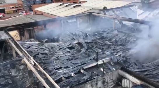 Así quedó la fábrica de colchones que fue arrasada por un voraz incendio en Cota, cerca a Bogotá.