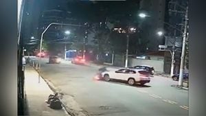 Video | Sin piedad una mujer atropelló a dos delincuentes en moto que pretendían asaltarla