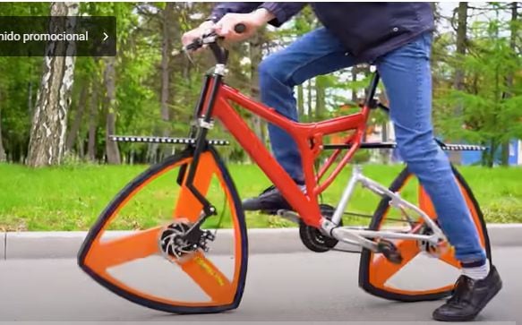 Invento de un ucraniano que hizo una bicicleta triangular.