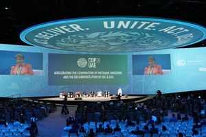 Vicki Hollub, presidenta y directora ejecutiva de Occidental, habla durante una sesión sobre la eliminación de las emisiones de metano en la Cumbre Climática de la ONU COP28, el martes 5 de diciembre de 2023, en Dubai, Emiratos Árabes Unidos. (Foto AP/Rafiq Maqbool)