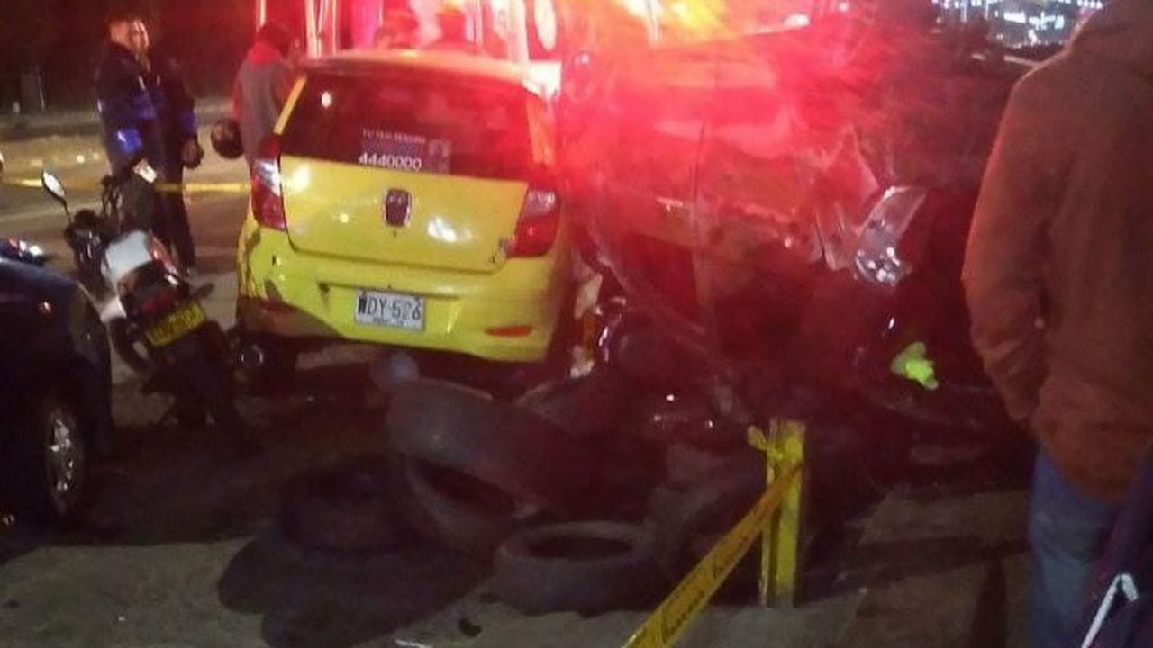 Accidente de cinco vehículos dejó una persona muerta y dos gravemente heridas en Bello, Antioquia.