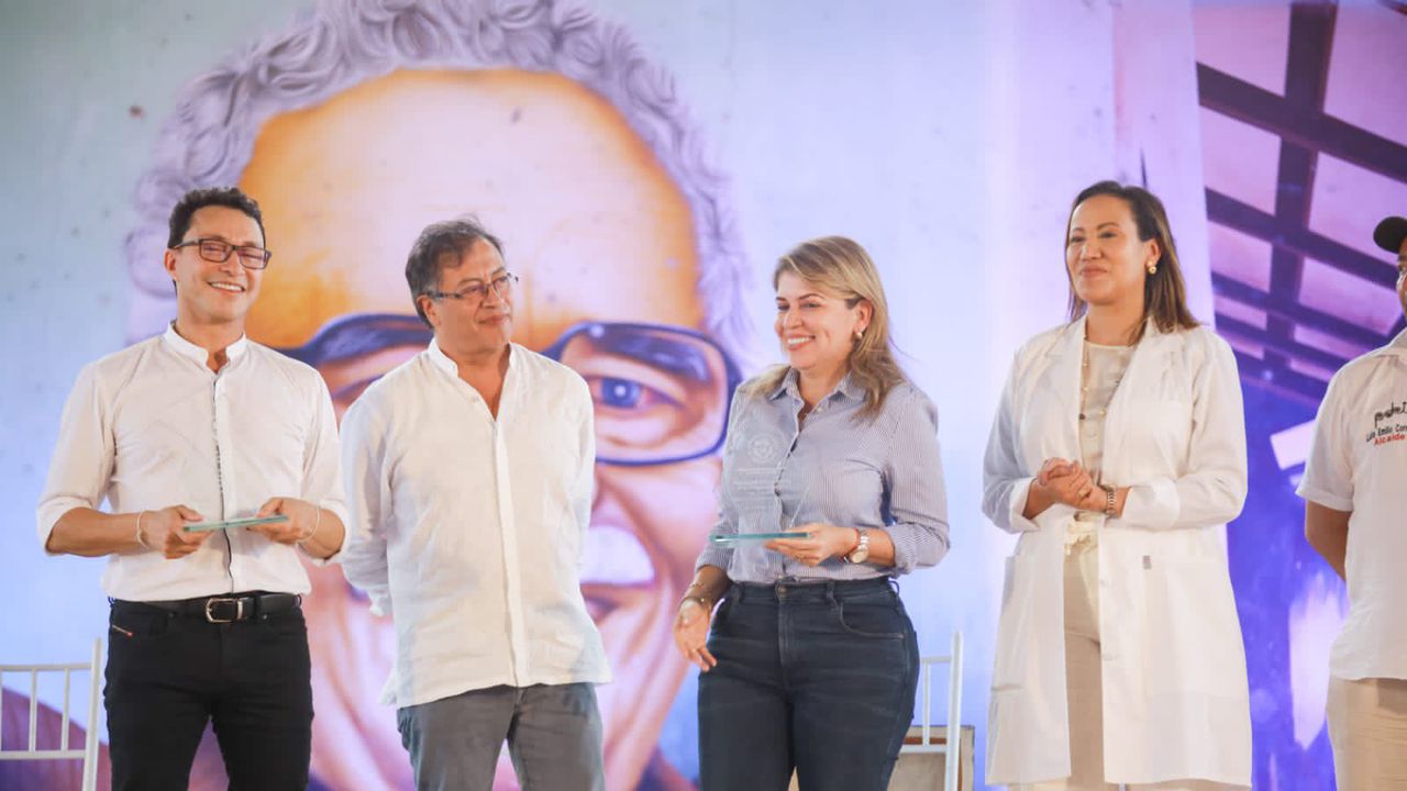 El Gobernador de Magdalena, Carlos Caicedo y la alcaldesa de Santa Marta, Virna Johnson reciben del presidente Gustavo Petro y la ministra de salud, Carolina Corcho un reconocimiento.