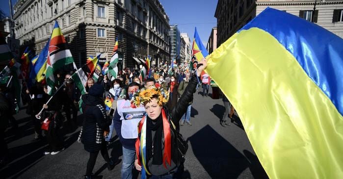 miles de personas salieron este viernes a las calles en distintas capitales europeas, como en París, Bruselas o Berlín, para apoyar a Ucrania en unas manifestaciones que se extenderán a lo largo del fin de semana.