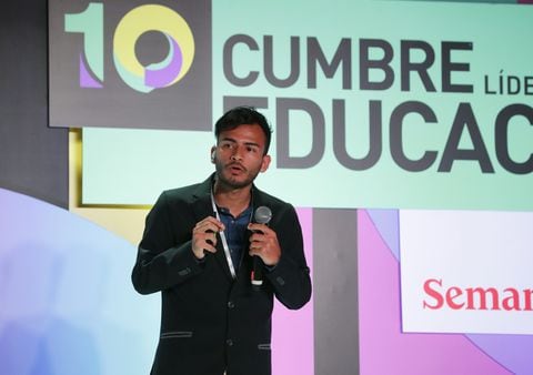 Santiago Páez, el único colombiano nominado al mejor estudiante del mundo por sus iniciativas para promover la educación científica, dio su opinión en la 10.° Cumbre Líderes por la Educación, frente a la realidad del país, las necesidades que tienen los estudiantes y la oportunidad que representa la educación para hacer todo posible.