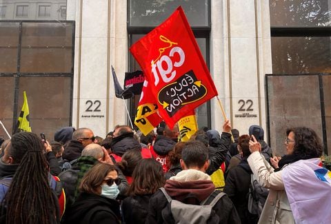 Los trabajadores franceses de SNCF, miembros de los sindicatos franceses CGT y Sud Rail ingresan a la sede del minorista de lujo Louis Vuitton durante una manifestación en París como parte del 12º día de huelgas y protestas nacionales