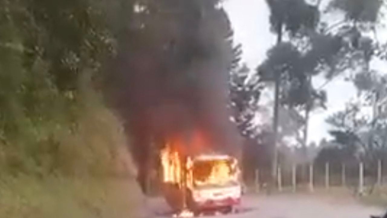Hombres armados obligaron al conductor a detener el bus y luego de obligar a los pasajeros a abandonarlo procedieron a quemarlo.