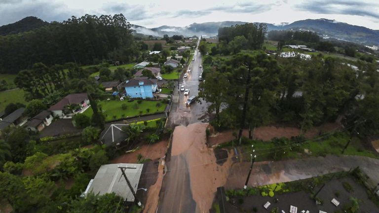 Al menos diez personas murieron y 21 se encuentran desaparecidas por las intensas lluvias registradas en el estado de Rio Grande do Sul.