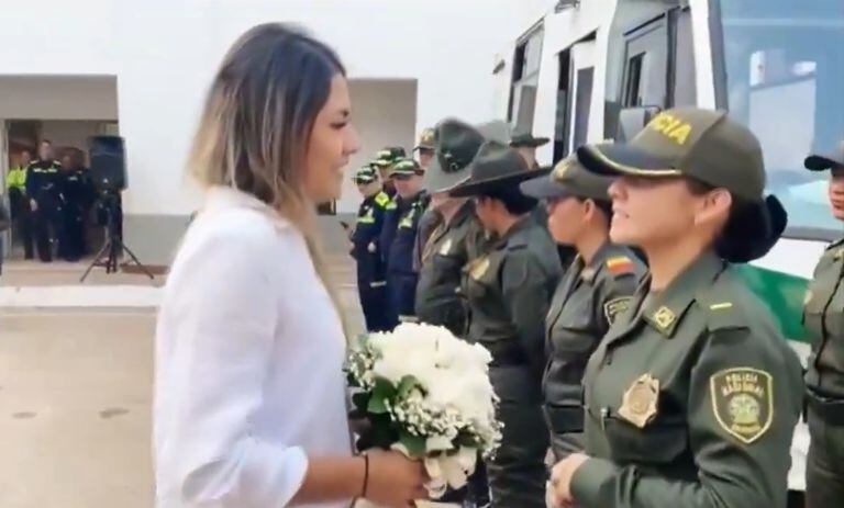 Las mujeres se comprometieron en medio de la formación de la Policía Nacional.