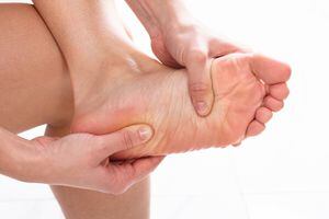 El entumecimiento en los pies puede obedecer a presión en algunos nervios.