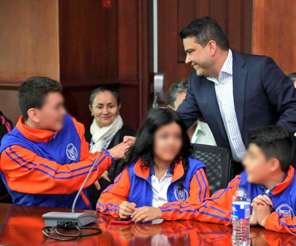 Gobernador de Cundinamarca, Nicolás García, en compañía de algunos de los niños de la banda sinfónica.