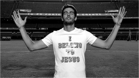 Ricardo Kaká, exfutbolista brasileño, arrodillado con una camiseta con la leyenda: "Pertenezco a Jesús"