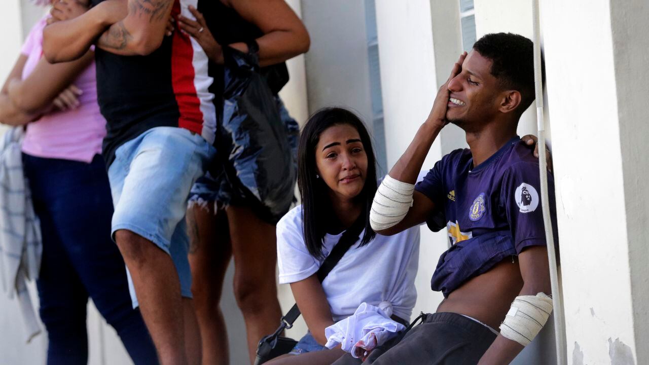 Una persona herida llora luego de la redada que dejó a 12 personas muertas (AP Photo/Bruna Prado)