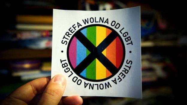El semanario de derecha Gazeta Polska repartió miles de pegatinas como anti-LGBT como la que aparece en esta imagen.