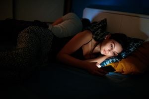 El sueño se puede ver afectado al estar en contacto con pantallas antes de dormir.