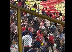 Aún se desconoce el motivo, pero algunos de los hinchas sostuvieron un enfrentamiento con los policías peruanos en el estadio. Foto: @dylan_jrsn