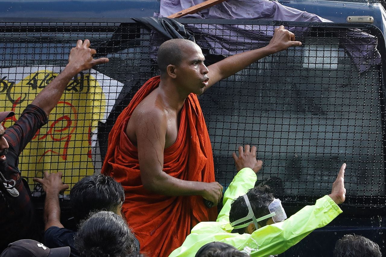 En imágenes : La policía choca con los manifestantes por la escasez de combustible en Sri Lanka