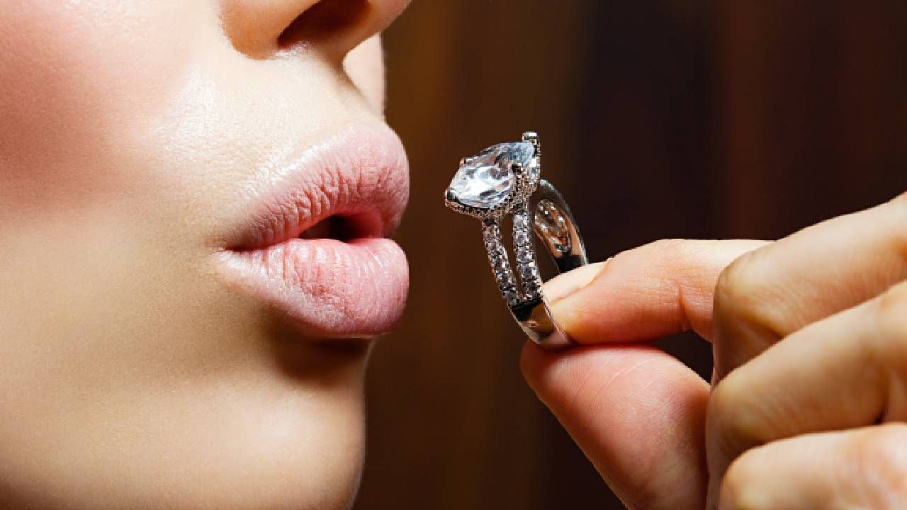 Mujer tendrá que devolver el anillo o el dinero que pagó su expareja por la joya que le dio cuando se comprometieron. Foto: GettyImages.
