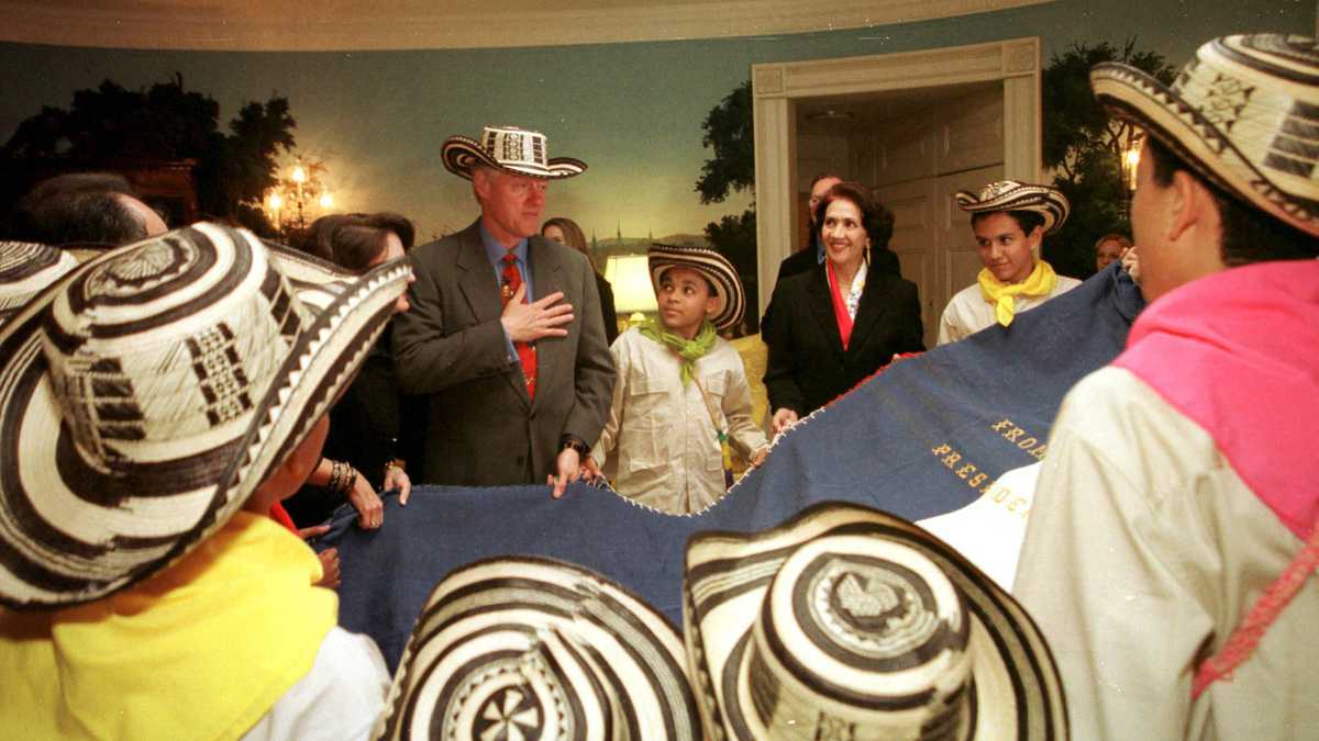 Bill Clinton usó un sombrero vueltiao cuando fue recibido por los Niños del Vallenato en la Casa Blanca en 1999.