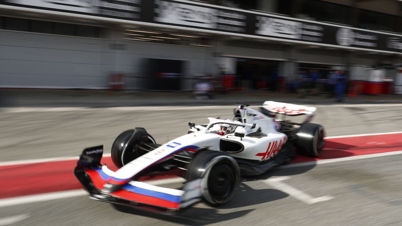 El piloto ruso Nikita Mazepin, de la escudería Hass, conduce su auto durante la sesión de práctica de pretemporada de la Fórmula Uno, en Barcelona, España, el jueves 24 de febrero de 2022. (AP/Joan Monfort)