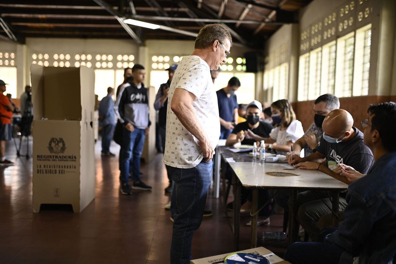 Votación, voto, elecciones, gente votando, urnas, puesto de votación, mesa en Medellin