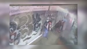 Video del momento cuando un presunto ladrón le dispara a otro en medio de un intento de robo en la calle 19 de Bogotá.