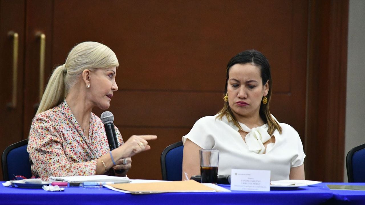 Dilian Francisca Toro y la ministra de Salud Carolina Corcho.