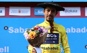 El ciclista colombiano se alzó en el País Vasco tras emocionante final en la última etapa.