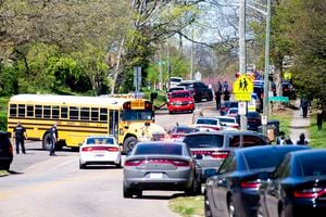 La policía trabaja en el área de Austin-East Magnet High School después de un tiroteo reportado el lunes 12 de abril de 2021. Las autoridades dicen que varias personas, incluido un oficial de policía, recibieron disparos en la escuela. (Brianna Paciorka / Knoxville News Sentinel vía AP)