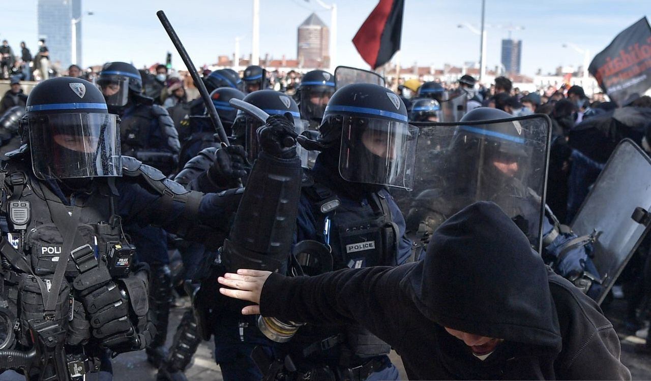 La Policía usando la fuerza, debe detener a los manifestantes que protestan en las calles de diferentes ciudades de Francia