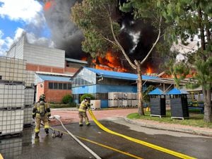 Organismos de socorro trabajan incansablemente en la extinción del fuego en la fábrica ubicada cerca a la calle 80 o Autopista Medellín.